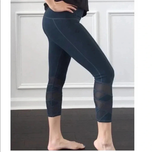 Athleta manta mesh Capri - Picture 1 of 9